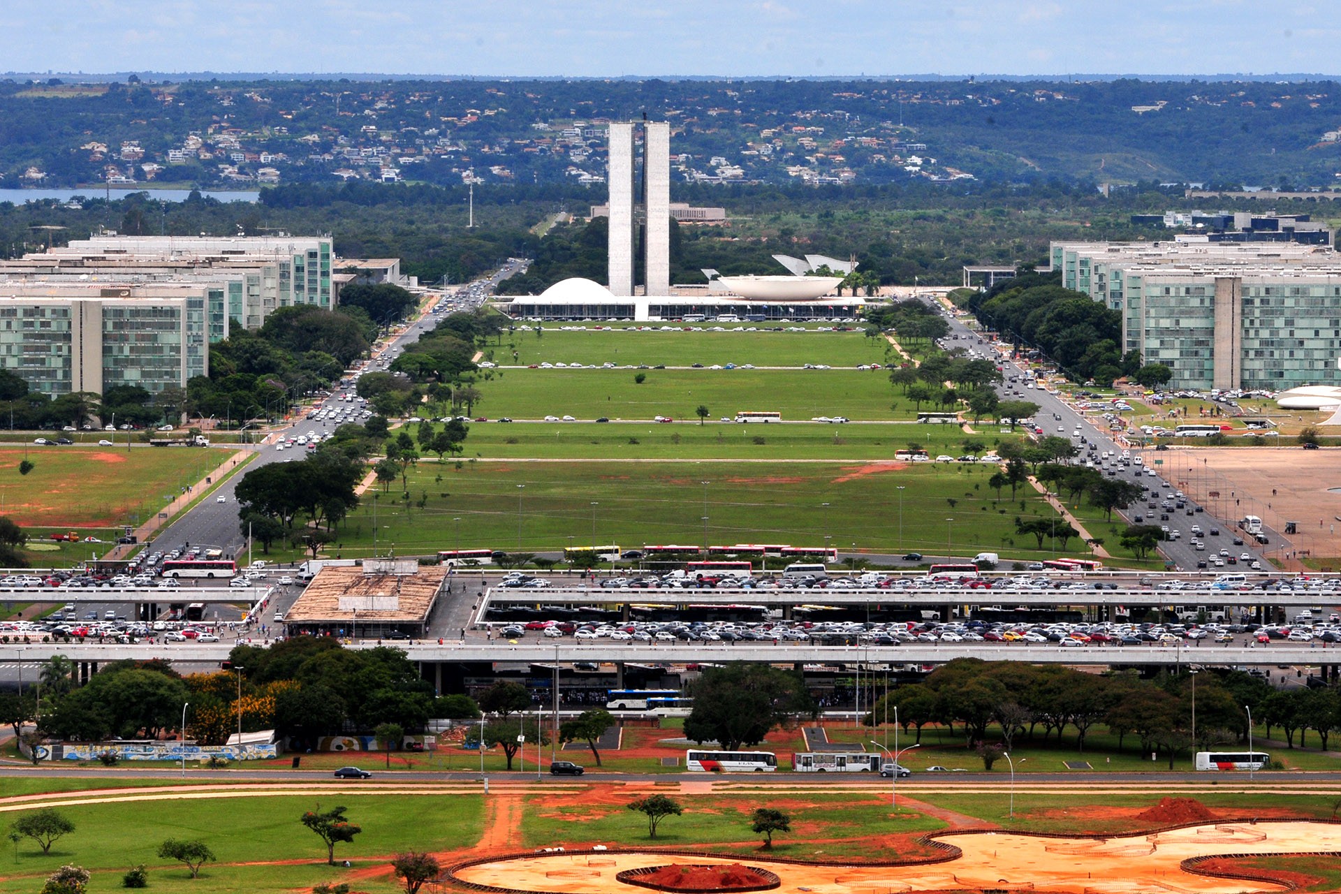 União quer aprovar redução de salários de servidores no início deste semestre