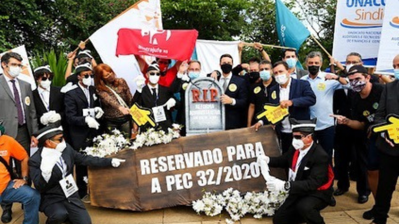 Servidores celebram com memes, bandeiras e apitos a luta contra a PEC 32/2020